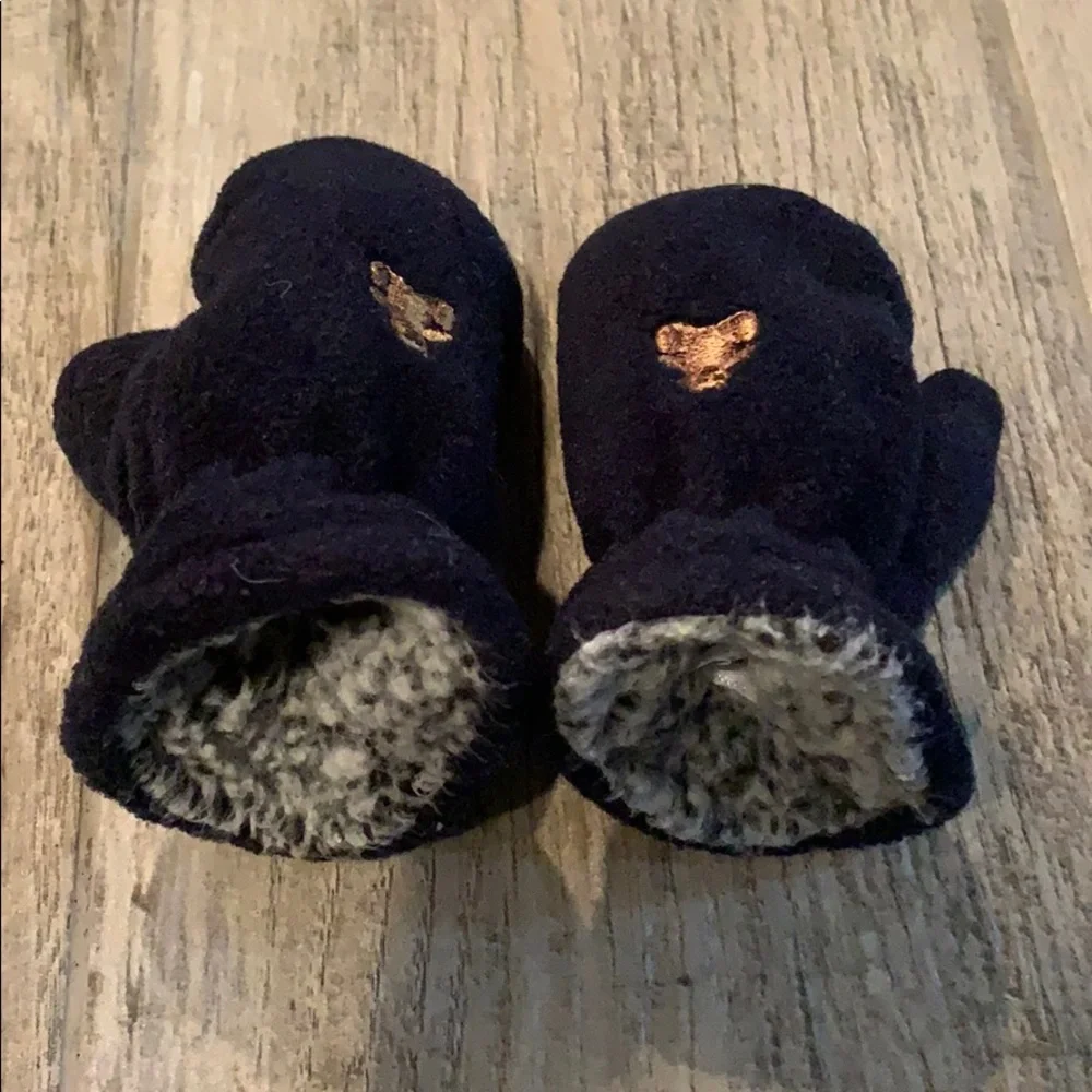 EUC Bundle of Gap knit hat and fleece mittens